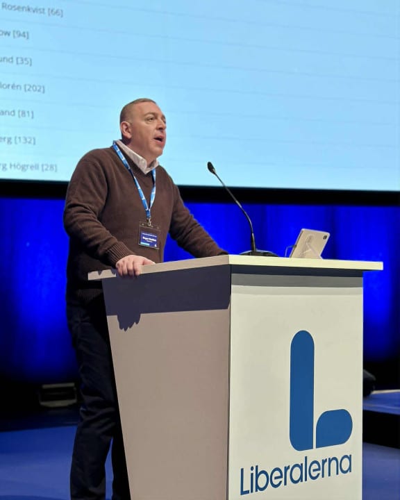 Roger Haddad i talarstolen.