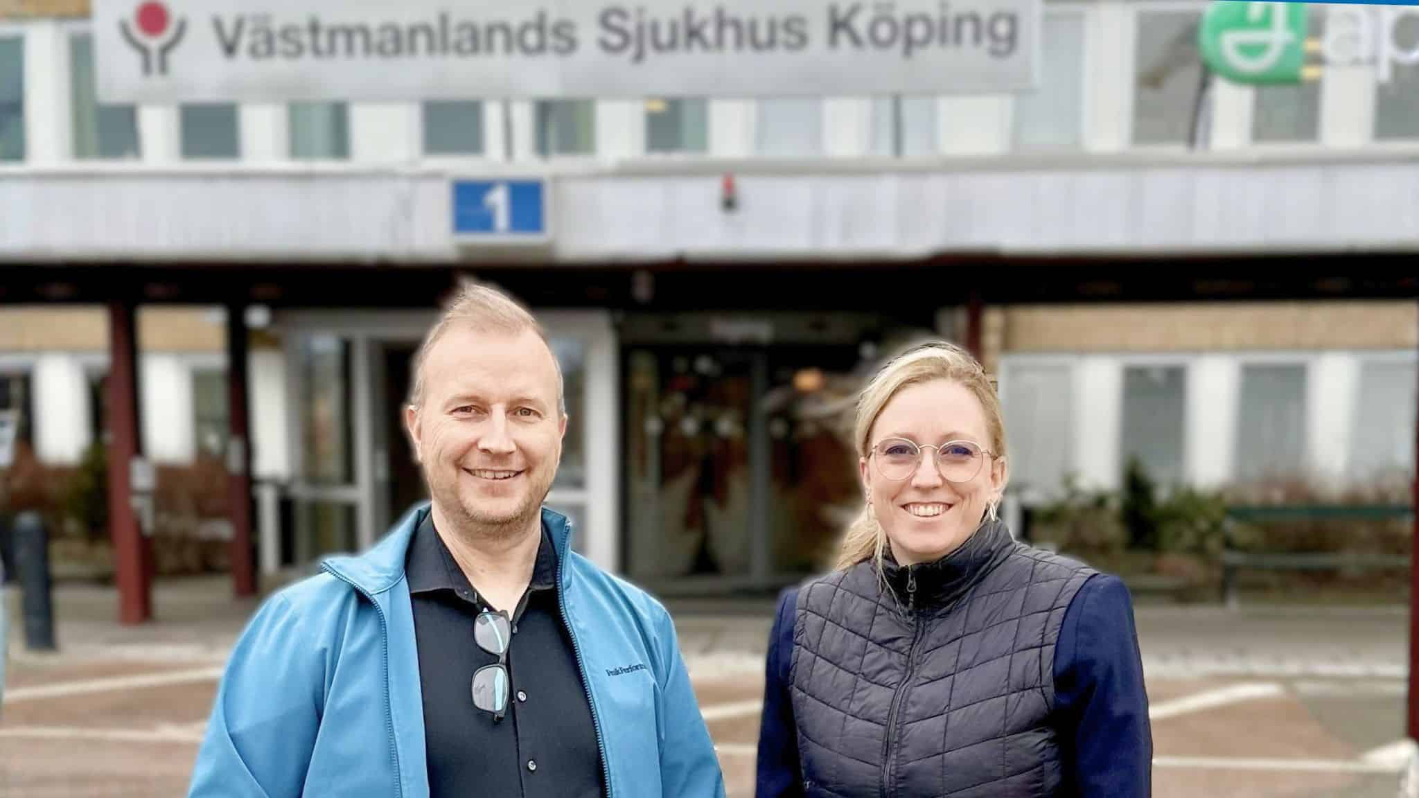 Richard Fallqvist (L) och Lina Ekengren (L) utanför sjukhuset i Köping.